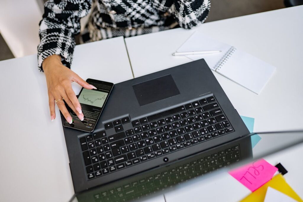 Freelancer trabajando con inteligencia artificial en su laptop