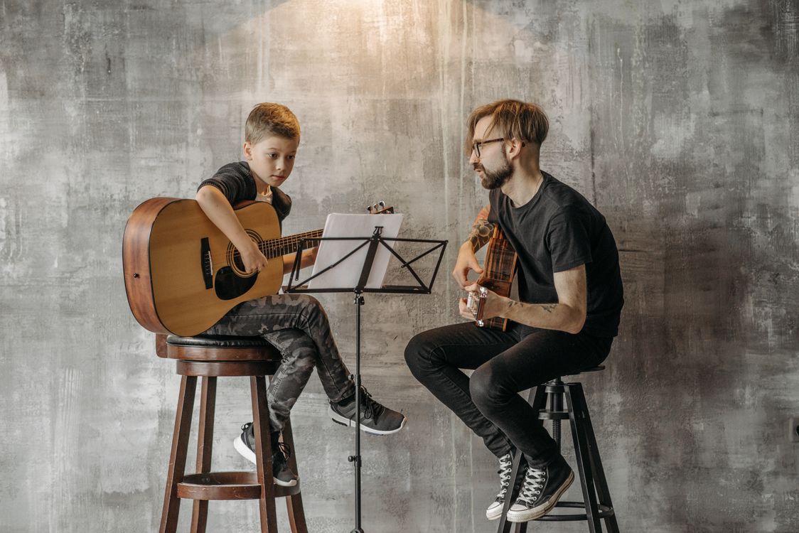 Persona tocando guitarra acústica — lecciones de guitarra con inteligencia artificial