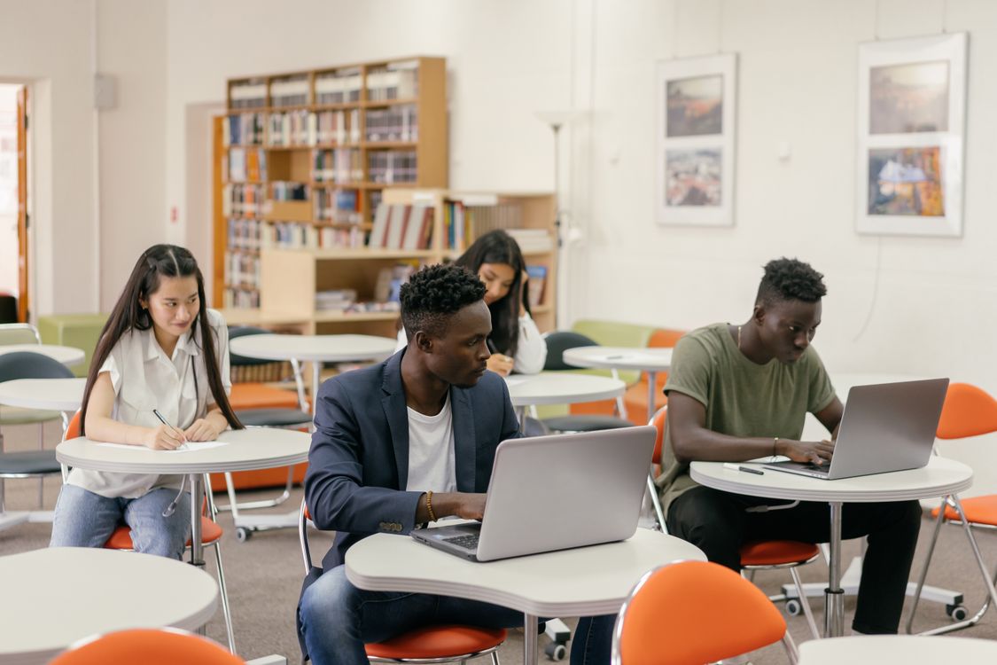 Estudiantes universitarios trabajando con laptop — ChatGPT como herramienta de estudio