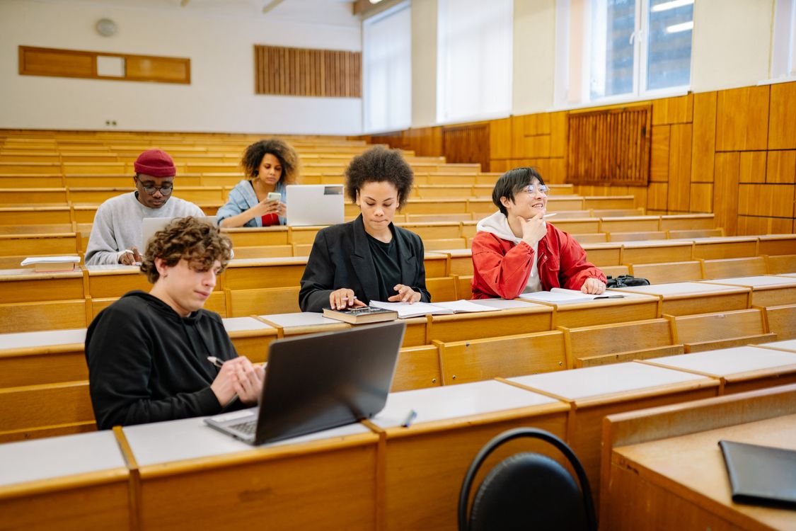 Estudiantes universitarios en clase — uso de ChatGPT e IA en la educación superior