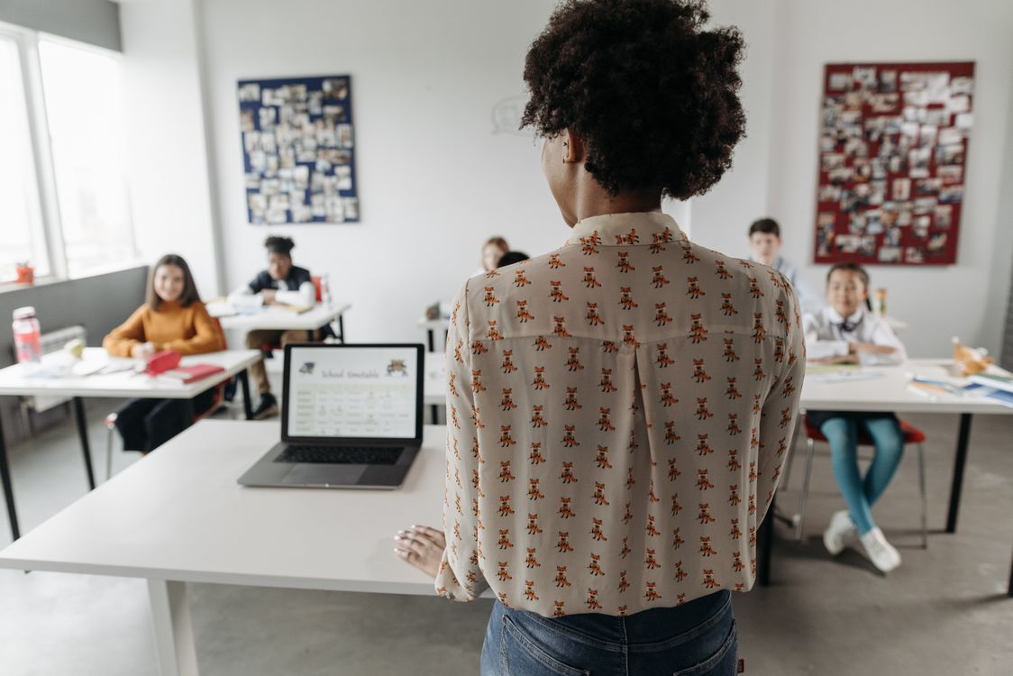 Profesora dando clase a sus alumnos — ChatGPT como herramienta para profesores