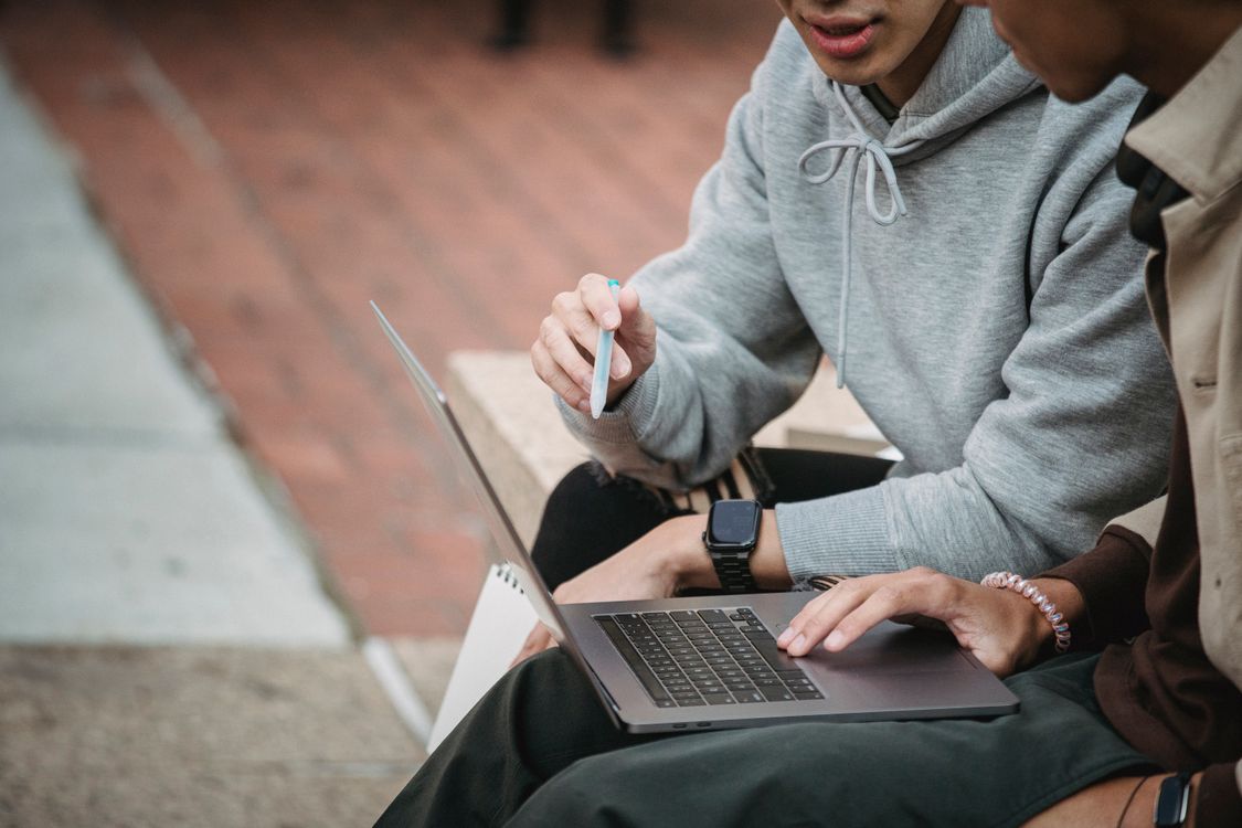 Grupo de estudiantes haciendo tareas — trabajo colaborativo con inteligencia artificial